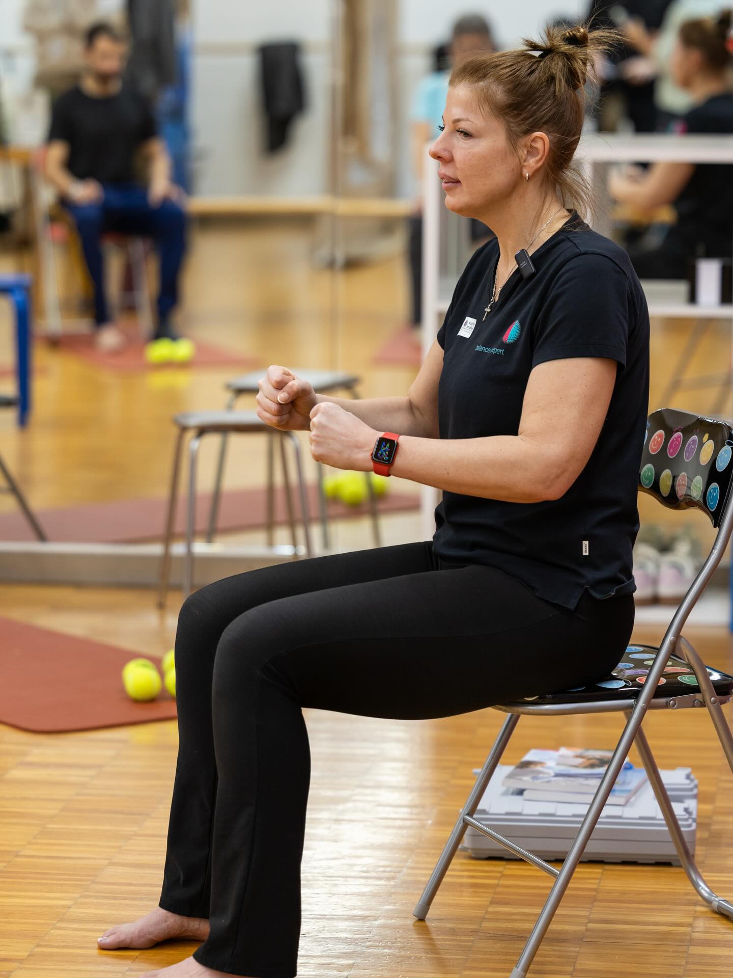 Katrin Seidler zeigt eine Sitz&uuml;bung