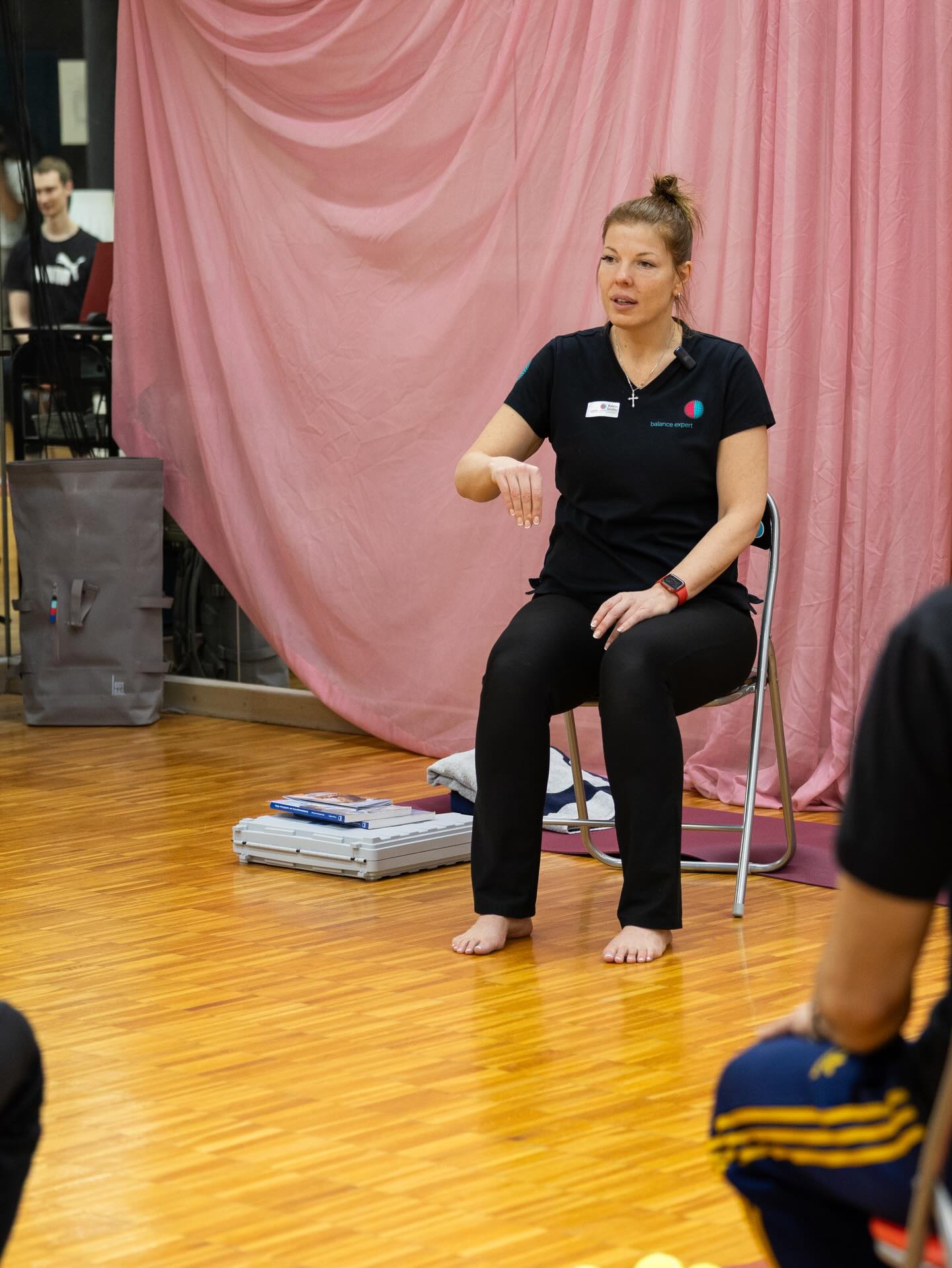 Katrin Seidler demonstriert eine Haltung